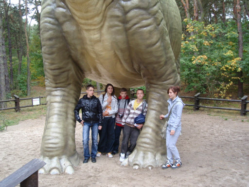 W parku dinozaurow w Solcu Kujawskim ogladamy zwierzeta kopalne...
